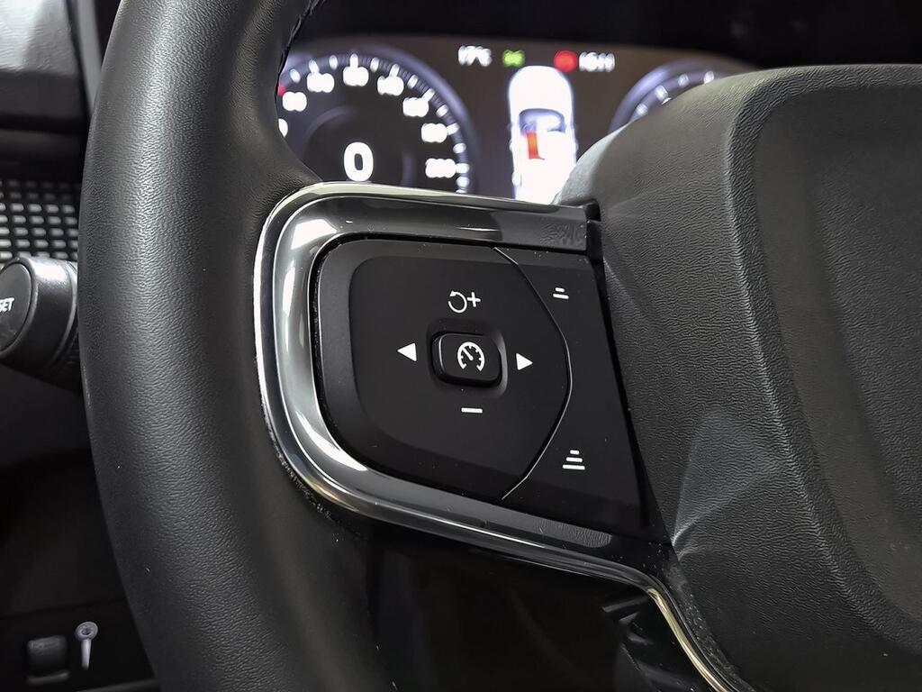 Volvo XC40 2.0 B3 G R-Design Auto 17