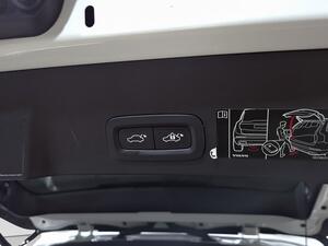 Volvo XC40 2.0 B3 G R-Design Auto 34