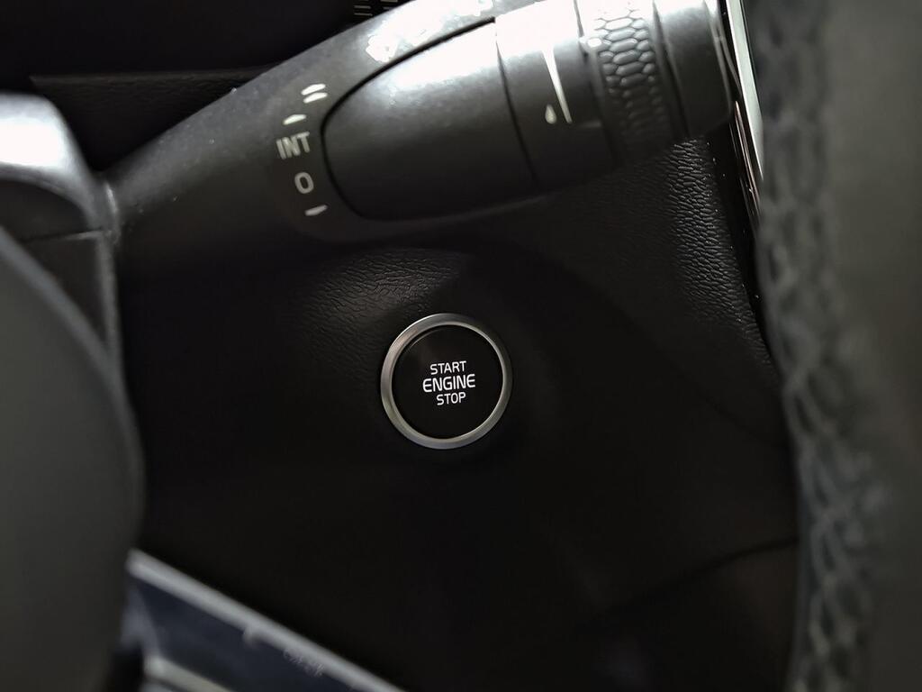 Volvo XC40 2.0 B3 G R-Design Auto 16