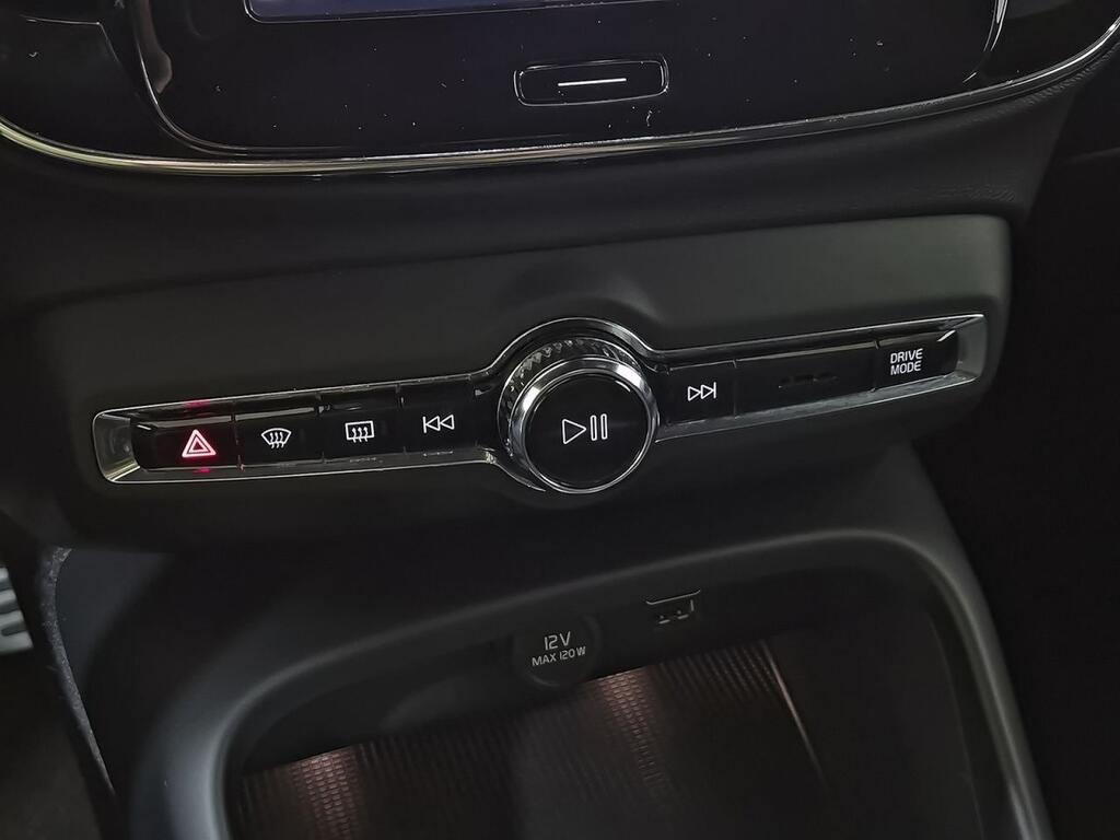 Volvo XC40 2.0 B3 G R-Design Auto 24