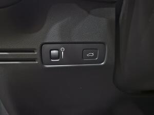 Volvo XC40 2.0 B3 G R-Design Auto 12