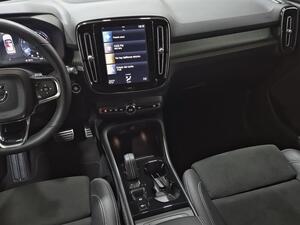 Volvo XC40 2.0 B3 G R-Design Auto 28