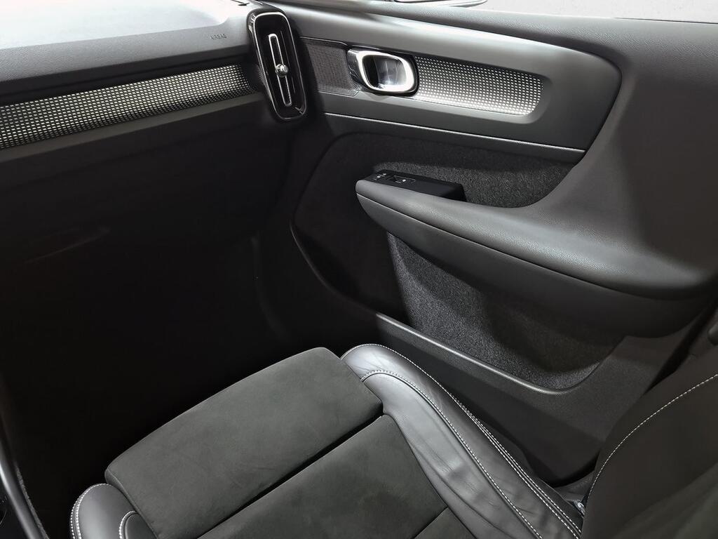 Volvo XC40 2.0 B3 G R-Design Auto 29