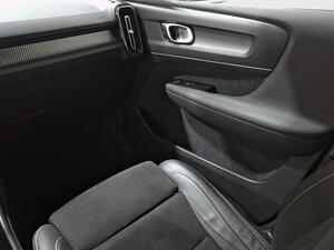 Volvo XC40 2.0 B3 G R-Design Auto 29