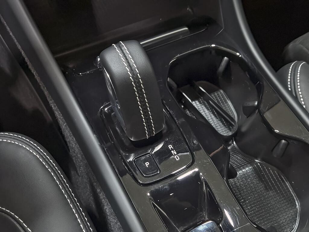 Volvo XC40 2.0 B3 G R-Design Auto 25
