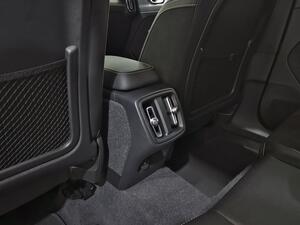 Volvo XC40 2.0 B3 G R-Design Auto 31