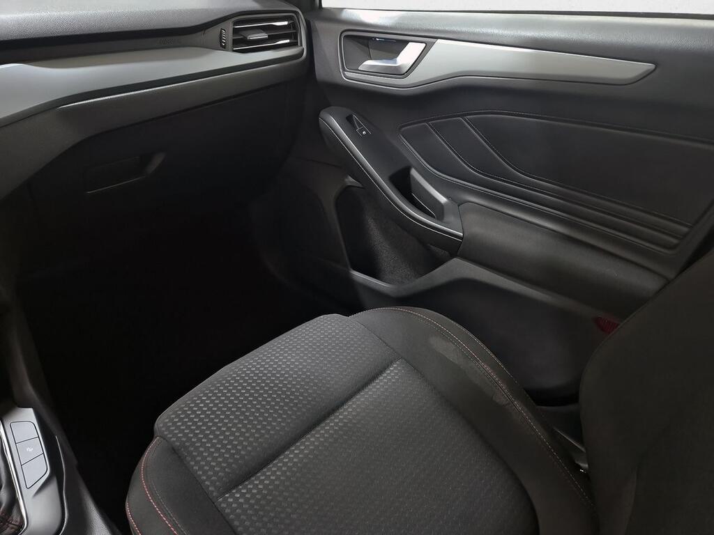 Ford Focus 1.0 Ecoboost MHEV 92kW ST-Line 31