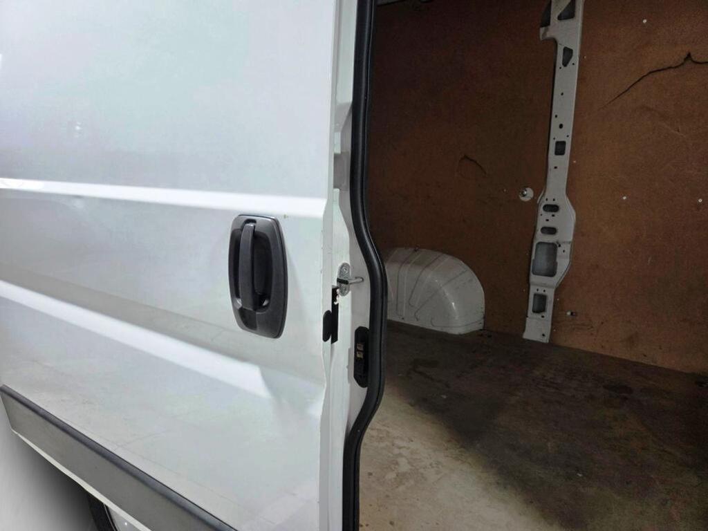 Peugeot Boxer FG 2.2 BHDI 120 L2H2 3.3T 4P Segunda mano