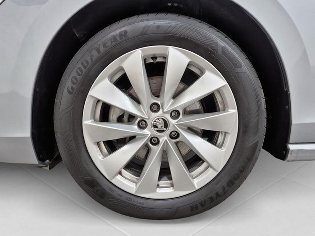 Skoda Superb SUPERB COMBI 1.5 TSI MHEV 150 DSG SELECTION 5P Segunda mano