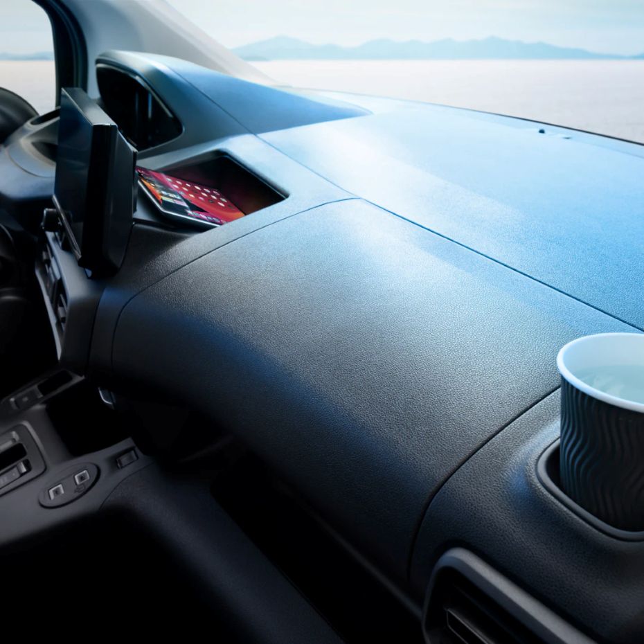 Peugeot e-Partner interior